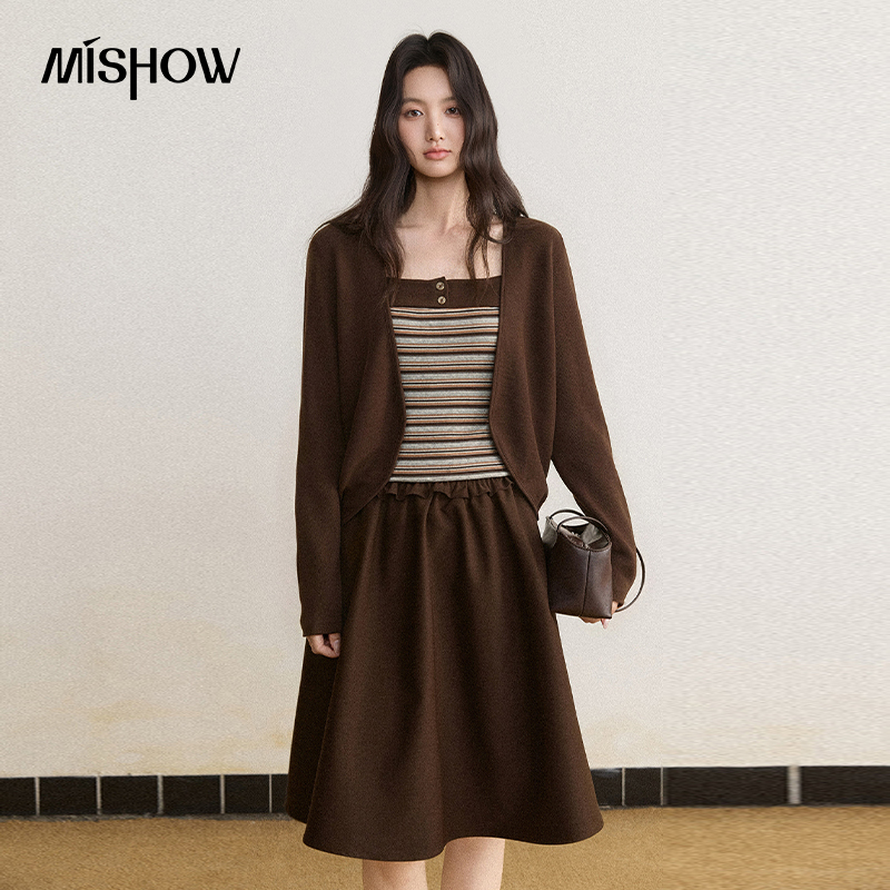 Embellish Knit - ชุดเสื้อผ้าผู้หญิง MISHOW คอลเลคชั่นฤดูใบไม้ร่วง 2026 เสื้อคาร์ดิแกนสีน้ำตาลพร้อมเสื้อสายเดี่ยวลายทาง ชุดสองชิ้น